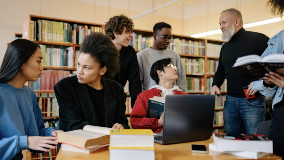 Investigadores alrededor de una mesa